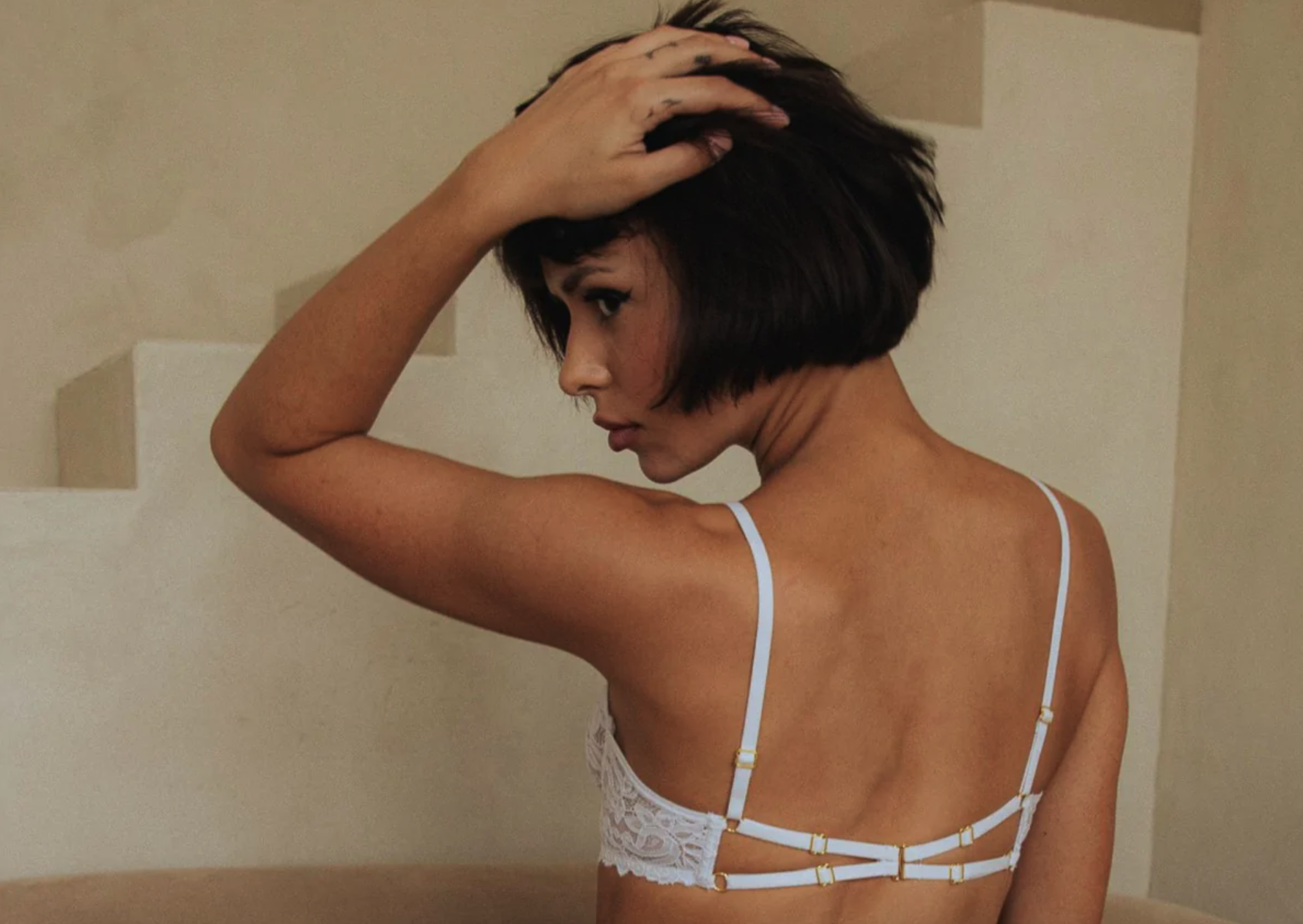 Modelka w białym biustonoszu Promees