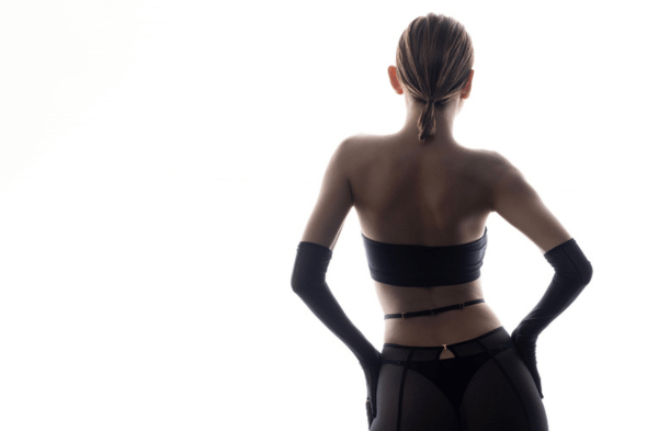 Odkrywamy karty i prezentujemy czarne komplety bielizny!